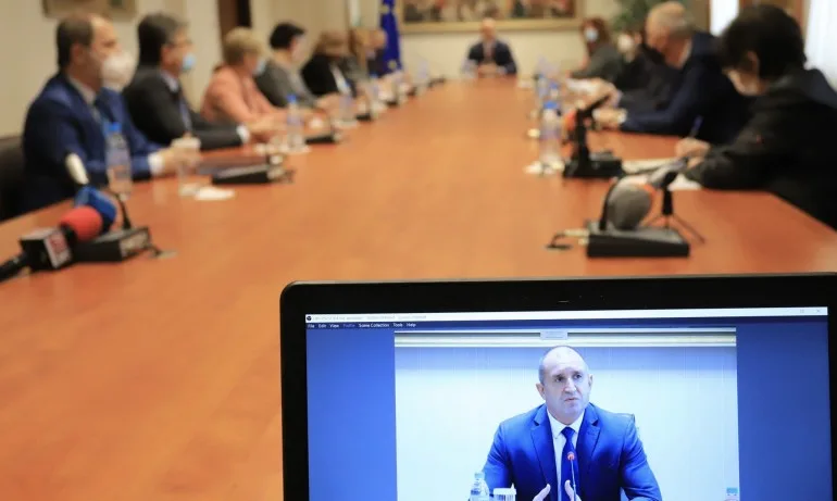 Черни котараци с лъскави мустаци - Tribune.bg