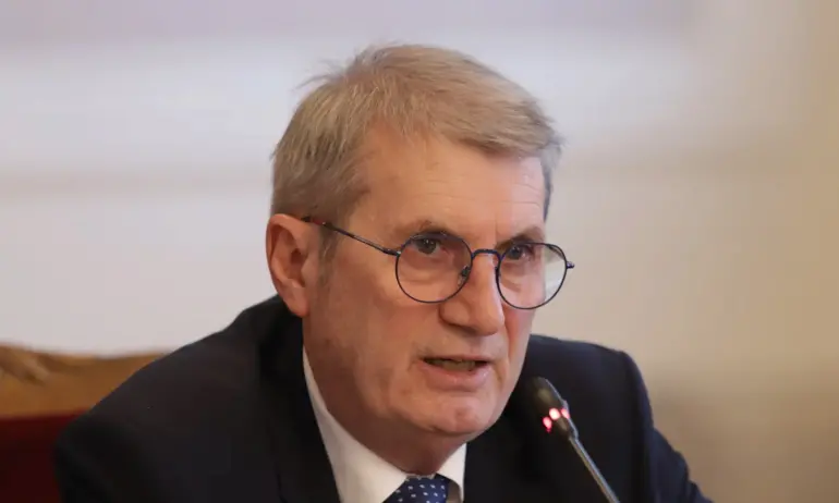 Министърът на здравеопазването Христо Хинков коментира, че проблемът с недостига