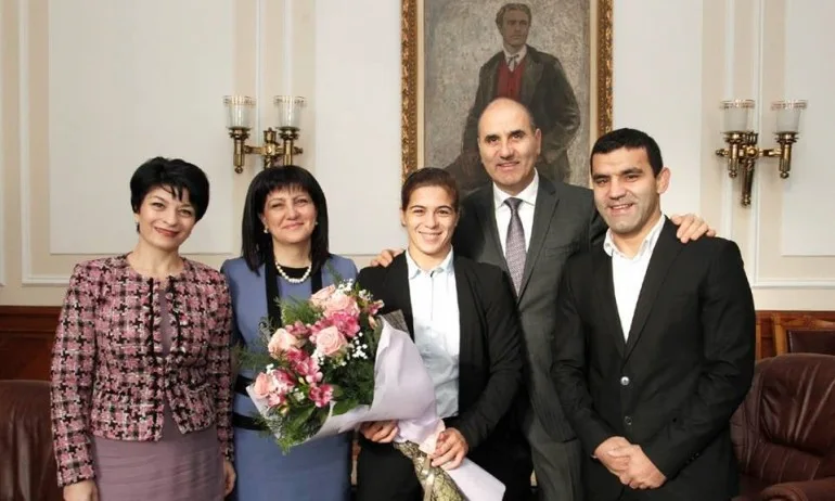 Световната шампионка по борба Тайбе Юсеин с почетен плакет от парламента - Tribune.bg