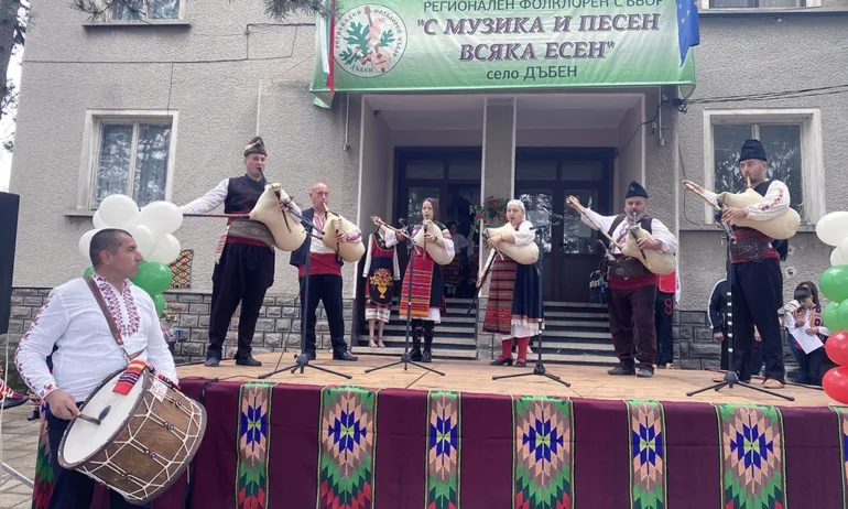 За тринадесети път в село Дъбен се проведе регионалният фолклорен събор С музика и песен всяка есен - Tribune.bg