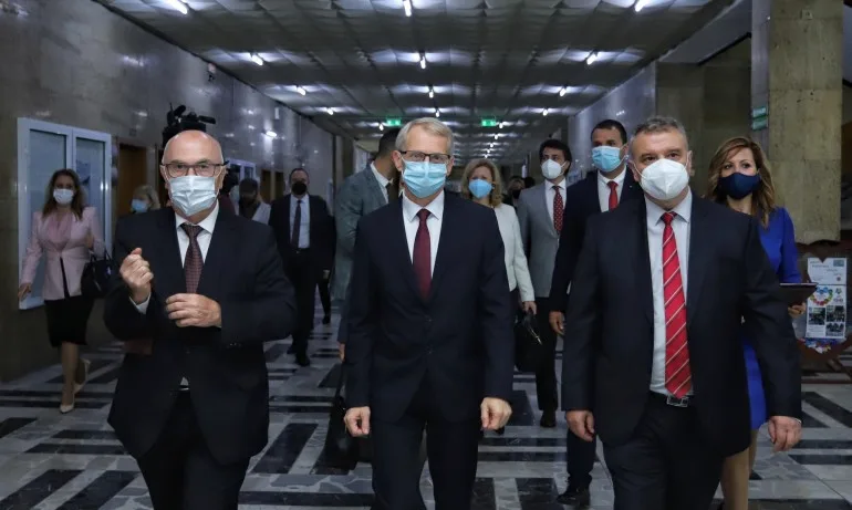 Денков: Университетите започват година присъствено, дали ще се минава онлайн е решение и на ректорите - Tribune.bg