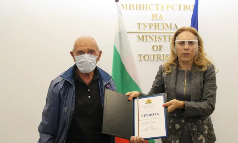 Наградиха най-възрастния скиор у нас Иван Раев - Tribune.bg