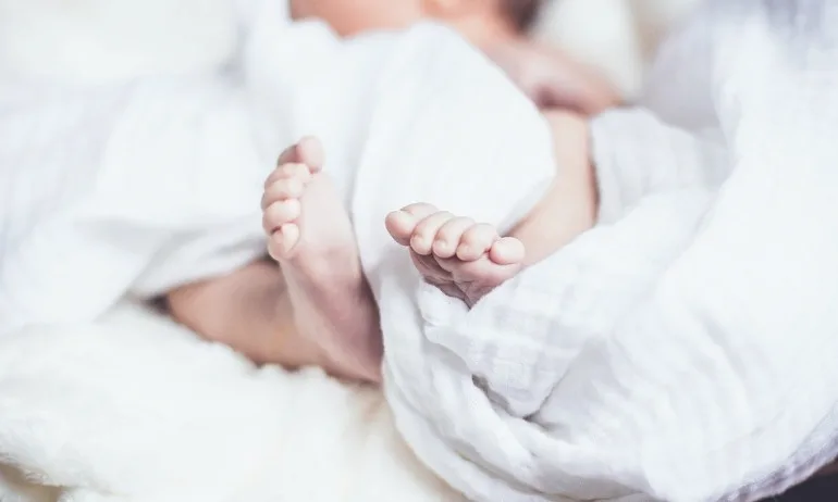 Едно бебе – две майки - Tribune.bg