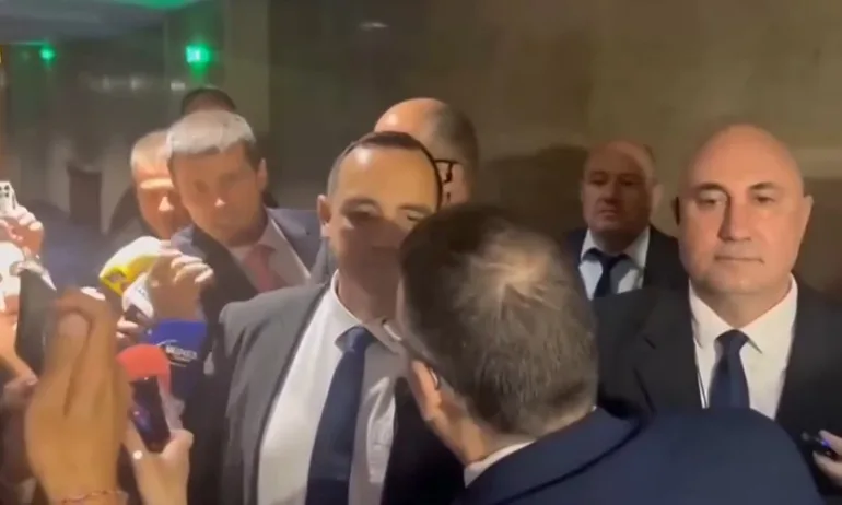 Обиди и закани за бой: Остър сблъсък между Възраждане и Величие в парламента (ВИДЕО) - Tribune.bg