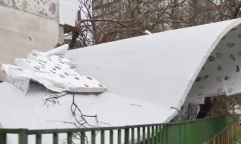 След буря в Пловдив: Лепната преди месец външна изолация падна на детска площадка - Tribune.bg