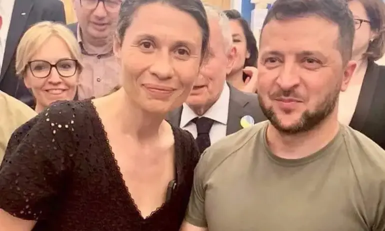 Снимка на деня: Къде си държи телефона депутат при среща със Зеленски - Tribune.bg