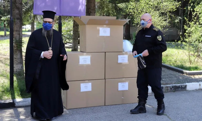 Българската патриаршия и Софийската митрополия дариха 800 предпазни шлема на Жандармерията - Tribune.bg