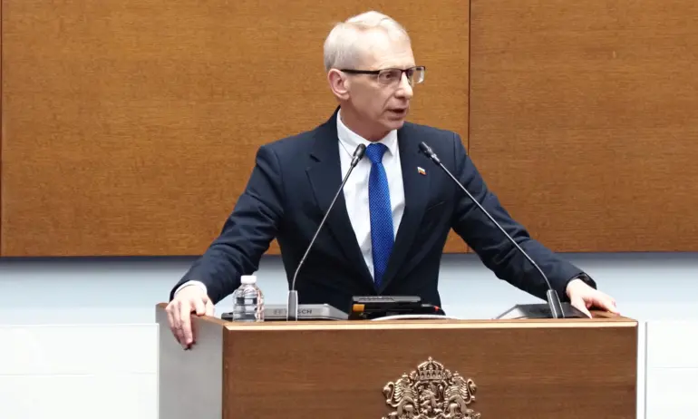 Денков в спор с Костадинов: Не са коментирани никакви бройки мигранти, които България да приеме - Tribune.bg