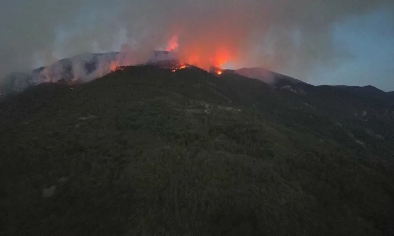 Два вертолета помагат в гасенето на пожара край Югово и Нареченски бани - Tribune.bg