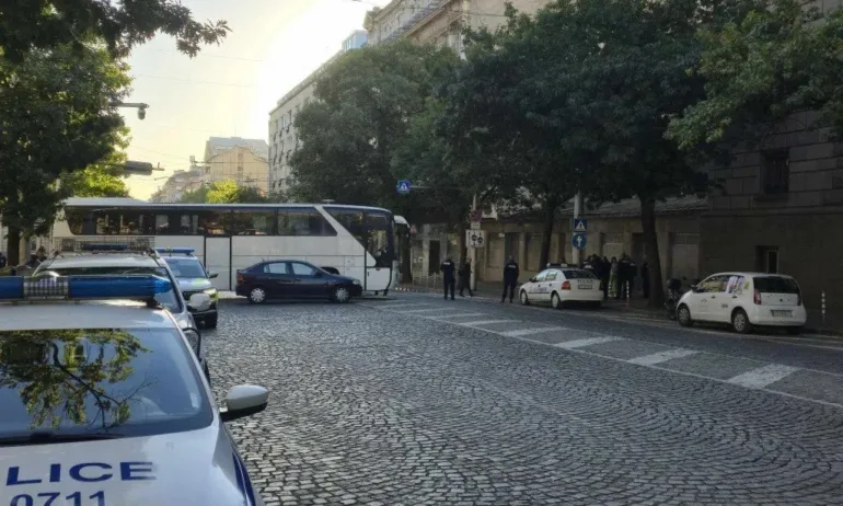 Заради акцията на ПП-ДБ, полицията препречи бул. Дондуков с бял автобус - Tribune.bg