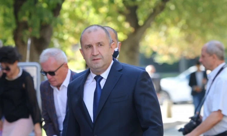 Иска ли Радев да се еманципира от БСП напълно и да изземе лидерската позиция? - Tribune.bg