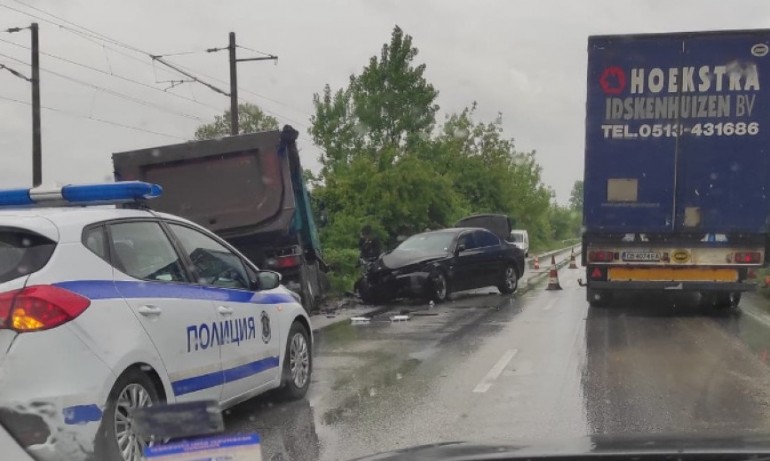 Двама служители на НСО от кортежа на Радев са пострадали при катастрофа в Пловдив - Tribune.bg