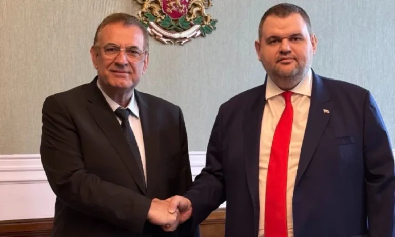 Край на разделението в ДПС: Пеевски и Чакъров си стиснаха ръцете в името на хората - Tribune.bg