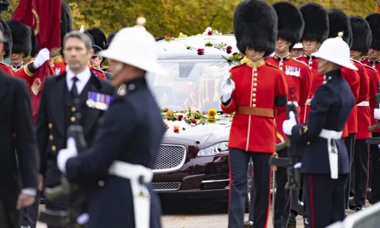 Светът си взе последно сбогом с кралица Елизабет II (СНИМКИ/ ВИДЕО) - Tribune.bg