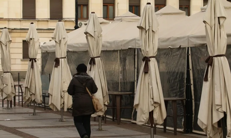 Заведенията ще работят на 50% от капацитета си и с вечерен час - Tribune.bg