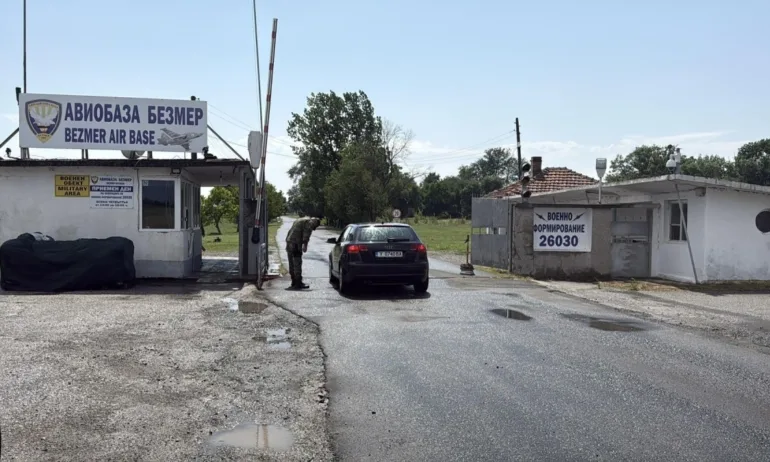 Първият от очакваните 8 американски самолета цистерни кацна в базата в Безмер - Tribune.bg
