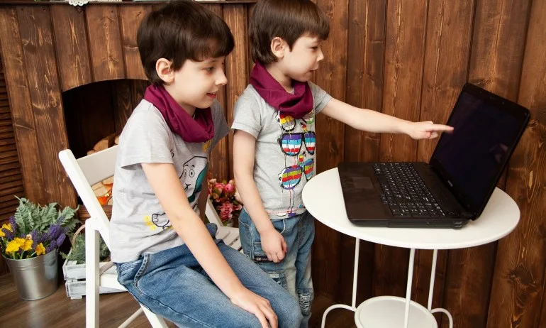 Започват да пишат оценки на учениците по предадения онлайн материал - Tribune.bg