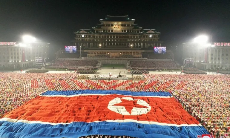 Необичаен парад в Севрна Корея (СНИМКИ) - Tribune.bg