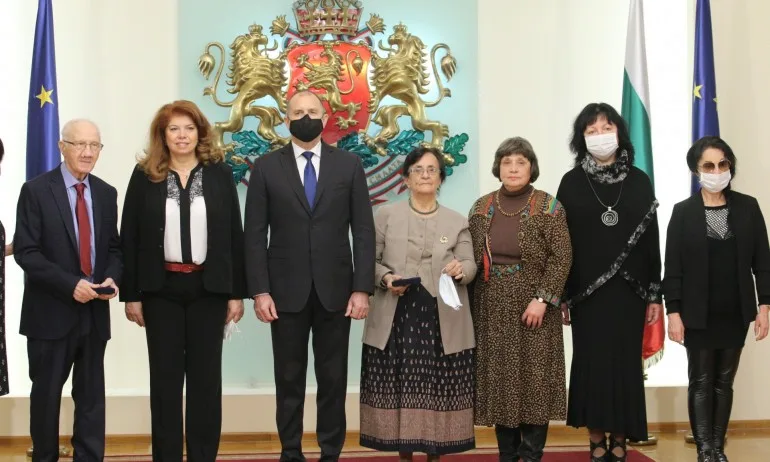 Desebg: (П)резидент по агентурно минало ги избира за награди - Tribune.bg