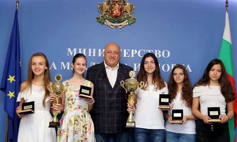 Почетни плакети на медалистите от Европейското отборно първенство по шахмат - Tribune.bg