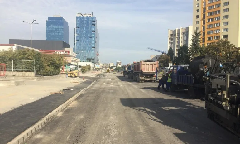 Изпълняват асфалтови работи на бул. България - Tribune.bg