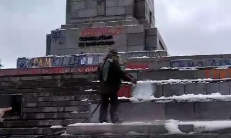 Започна почистването на паметника на Съветската армия - Tribune.bg