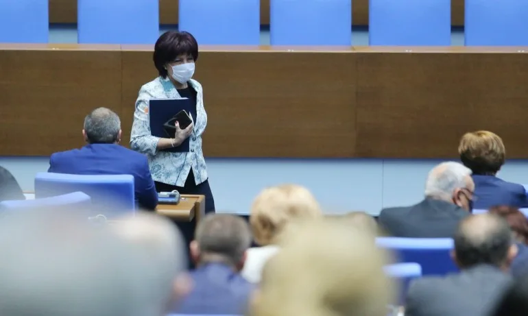 Цвета Караянчева остава председател на парламента - Tribune.bg