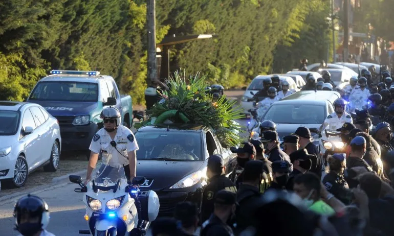 Погребаха Марадона в тесен семеен кръг, негови почитатели влязоха в сблъсъци в полицията - Tribune.bg