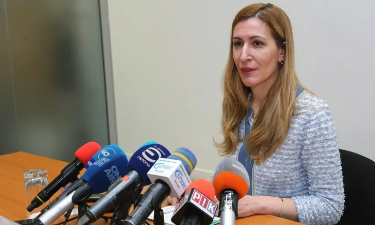 Министър Ангелкова: Летният сезон може да продължи до края на октомври - Tribune.bg