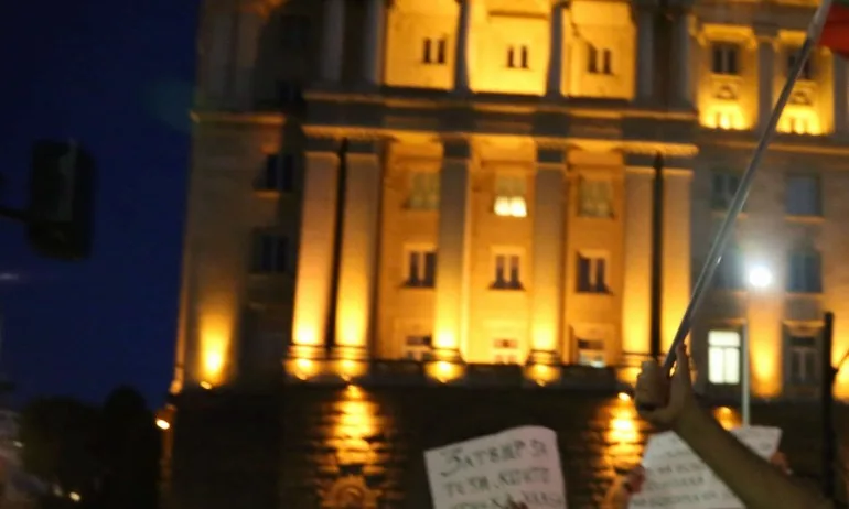 По тъмно: Агресивни провокатори нападнаха полицаите, има арестувани - Tribune.bg