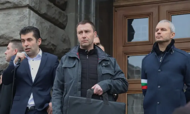 Кирил Петков се хвали, че летял на 8 хил. км. без кислород, Костадинов му припомня за увреждането на мозъка - Tribune.bg