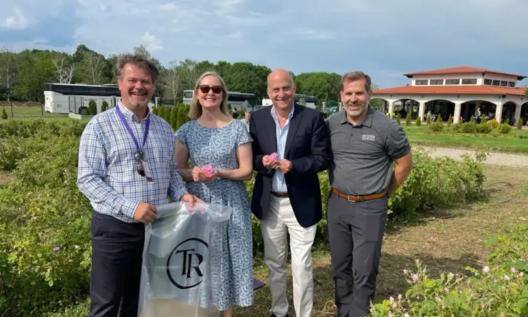 Американският посланик Кенет Мертен посети Казанлък за празника на розата - Tribune.bg