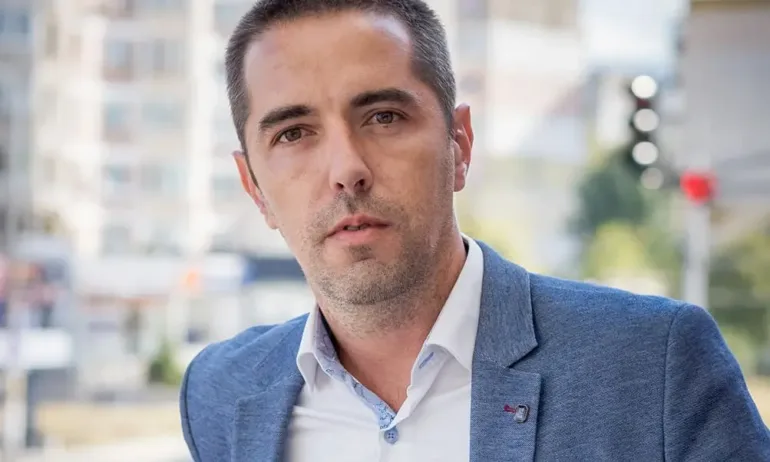 Борислав Иванов, който се опита да свали украинското знаме, подава оставка като зам.-шеф на СОС - Tribune.bg