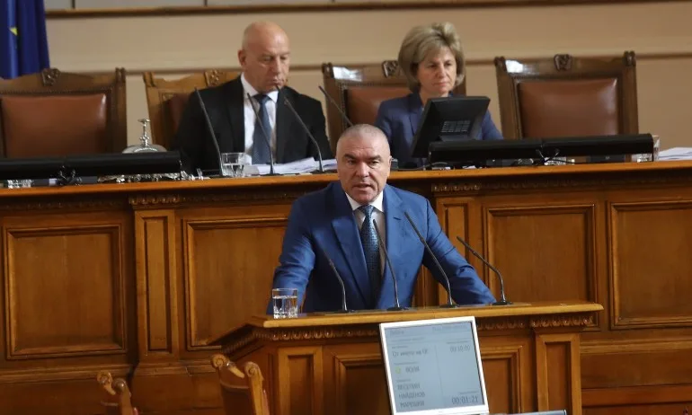 Марешки излезе на депутатската трибуна с икона, за да бори картелите - Tribune.bg