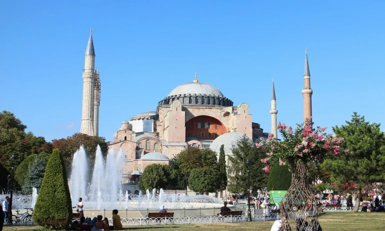 Катимерини: Решение на турски съд ще прокара превръщането на Света София в джамия - Tribune.bg