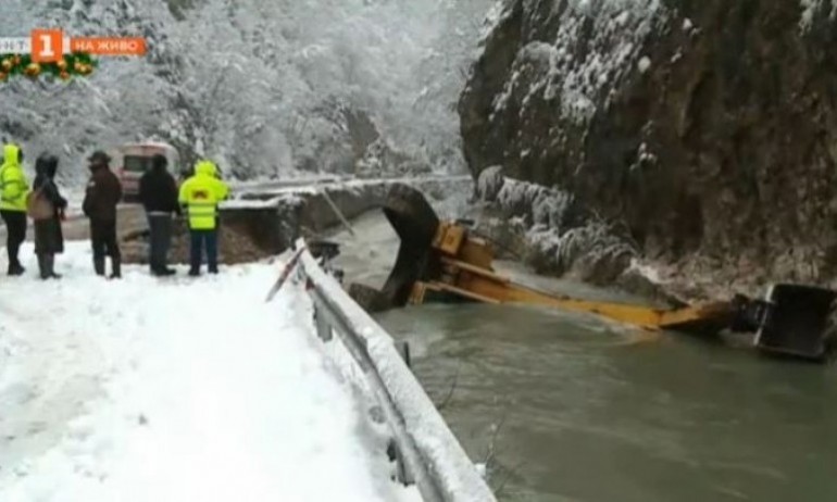 Издърпаха пропадналия багер на пътя за Триград - Tribune.bg