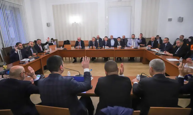 Комисията по отбрана прие на второ четене законопроект за промяна в договора за F-16 - Tribune.bg