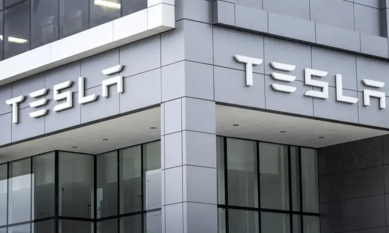 Робот на Tesla нападнал инженер във фабрика на компанията - Tribune.bg