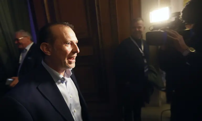 Бивш румънски премиер с обвинение за съучастие в злоупотреба при покупка на Covid ваксини - Tribune.bg