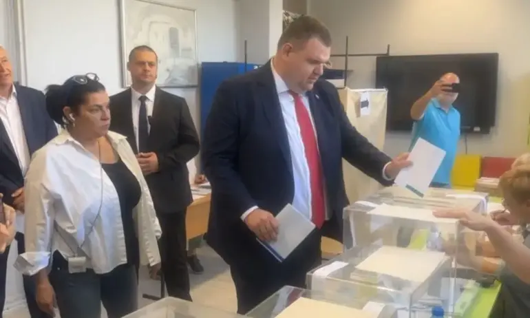 Делян Пеевски гласува с хартиена бюлетина и за стабилно правителство - Tribune.bg