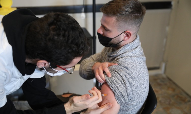 Израел започна поставяне на четвърта доза, първи бяха 150 медици - Tribune.bg