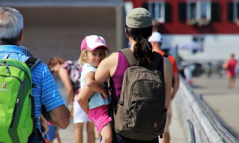 Русинова: Родителите, чиито деца не са приети в ясла или детска градина, могат да кандидатстват за осигуряване на детегледачи - Tribune.bg