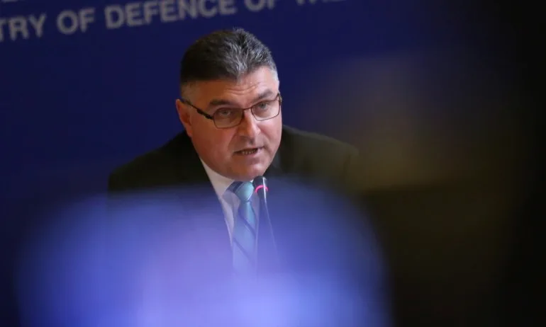 Служебният военен министър обяви, че не е наказвал самоубилия се военен - Tribune.bg