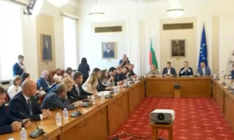 Комисията по външна политика в НС отложи разглеждането на френското предложение за РСМ - Tribune.bg