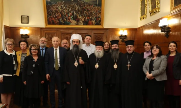 Образователният министър към патриарха: Трябва да направим децата не само знаещи, но и добри хора - Tribune.bg