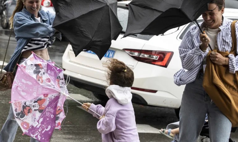 20-месечно бебе почина, след като беше ударено от градушка в Северозападна Испания - Tribune.bg