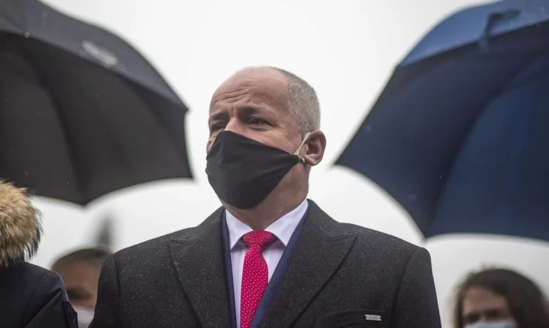 Абсурд в Чехия: Здравният министър на ресторант на фона на COVID мерките, наложени от самия него - Tribune.bg