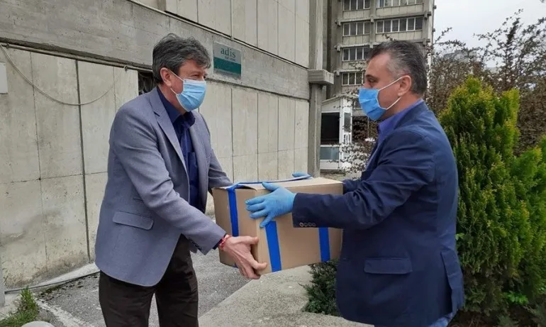 ВМРО дари предпазни шлемове за лекарите от Македония - Tribune.bg