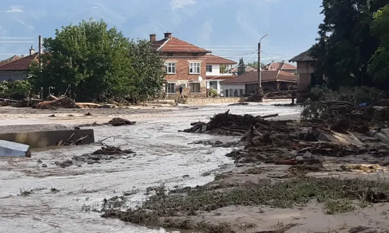 Все още не е започнало разчистването в наводнените райони в Карловско - Tribune.bg