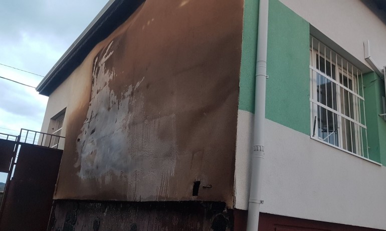 Пожар в основно училище в Карнобат - Tribune.bg